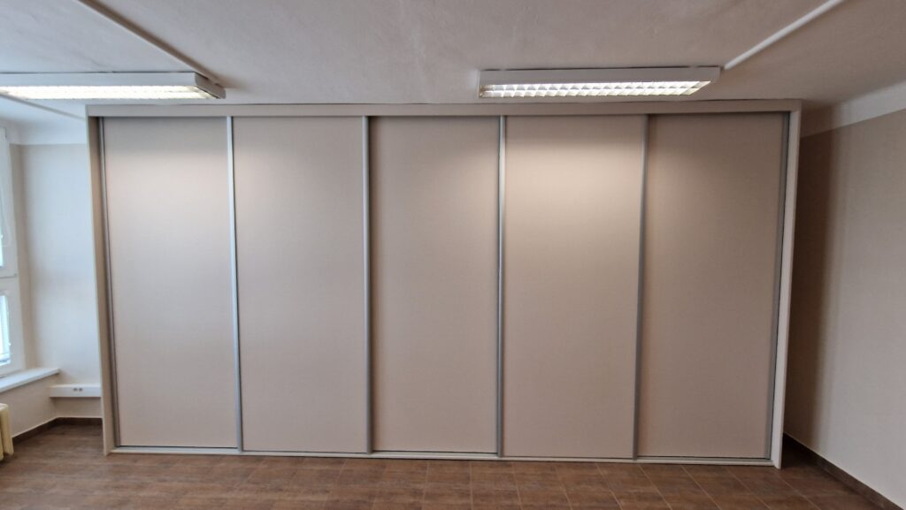 Skříně a vestavěný nábytek – foto 3