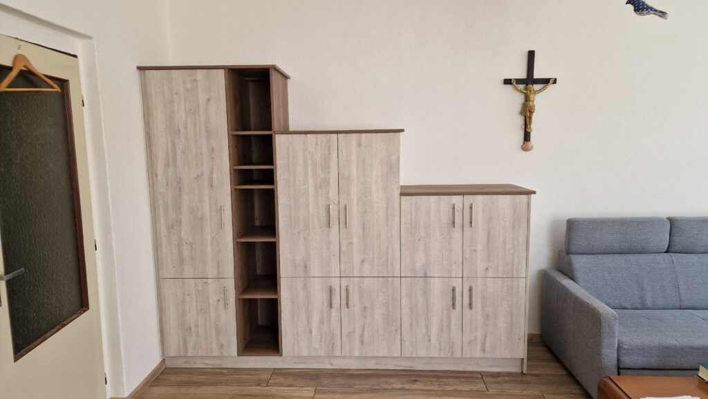 Skříně a vestavěný nábytek – foto 6