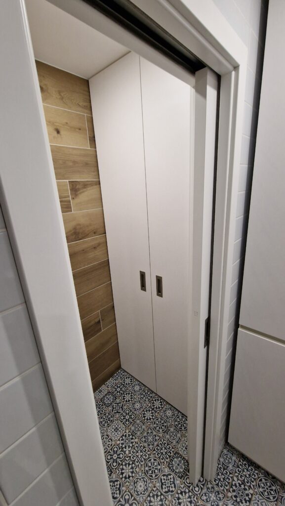 Skříně a vestavěný nábytek – foto 9
