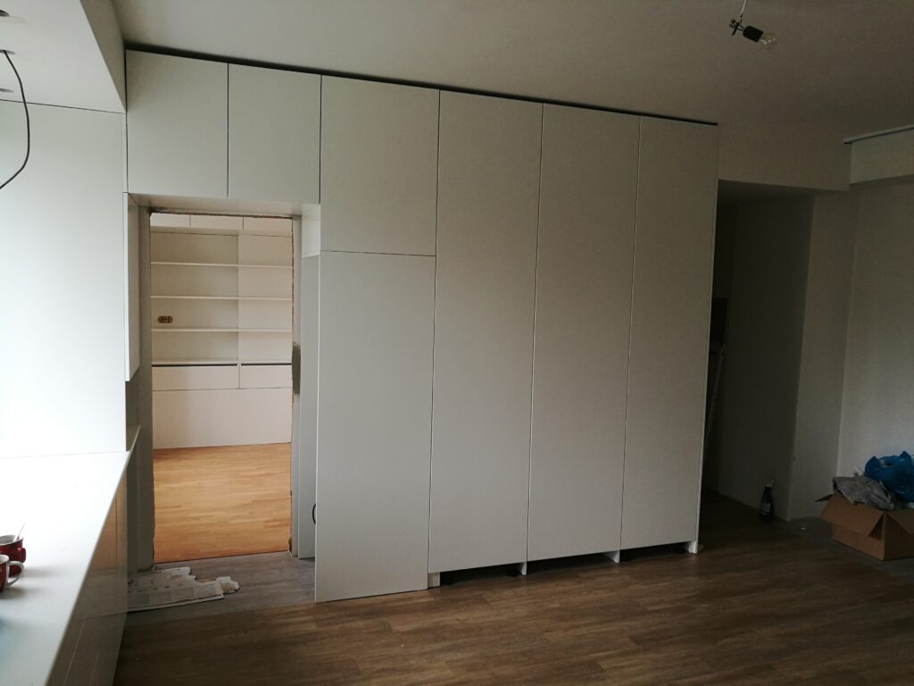 Skříně a vestavěný nábytek – foto 16