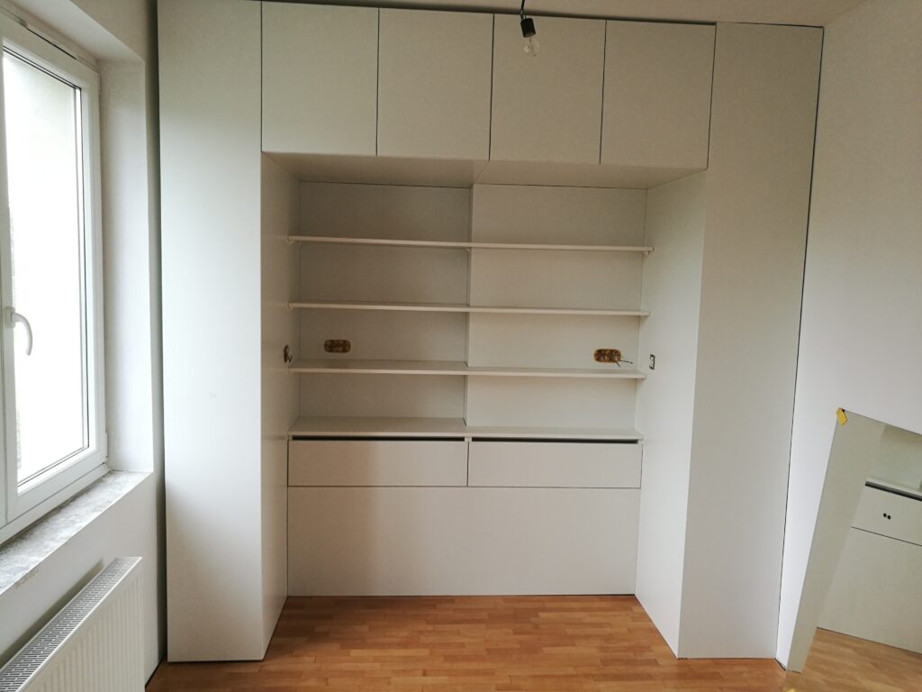 Skříně a vestavěný nábytek – foto 17